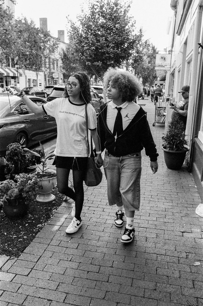 DB_sarcastico's tweet photo. A beautiful Friday evening photo walk.
📷 #NikonF3hp | #Nikkor28mmAI
🎞️ #KodakTMax3200
#blackandwhitephotography #monochrome #filmphotography #filmgrain #streetphotography #candidphotography #documentlife #believeinfilm #zonefocus https://t.co/2CjIOBlTq7