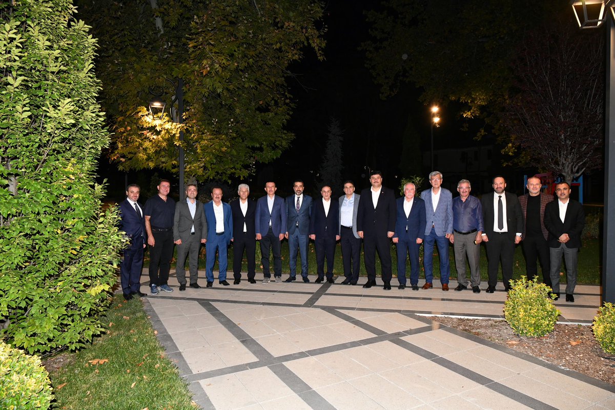 AkpartiAnkara's tweet photo. İl Başkanımız @hakanhanozcan'ın ev sahipliğinde önceki dönem Belediye Başkanlarımız ve Belediye Başkan adaylarımız ile istişare ve değerlendirme toplantısı gerçekleştirildi.

📍Saraçoğlu Mahallesi https://t.co/PvXSSJOUJl