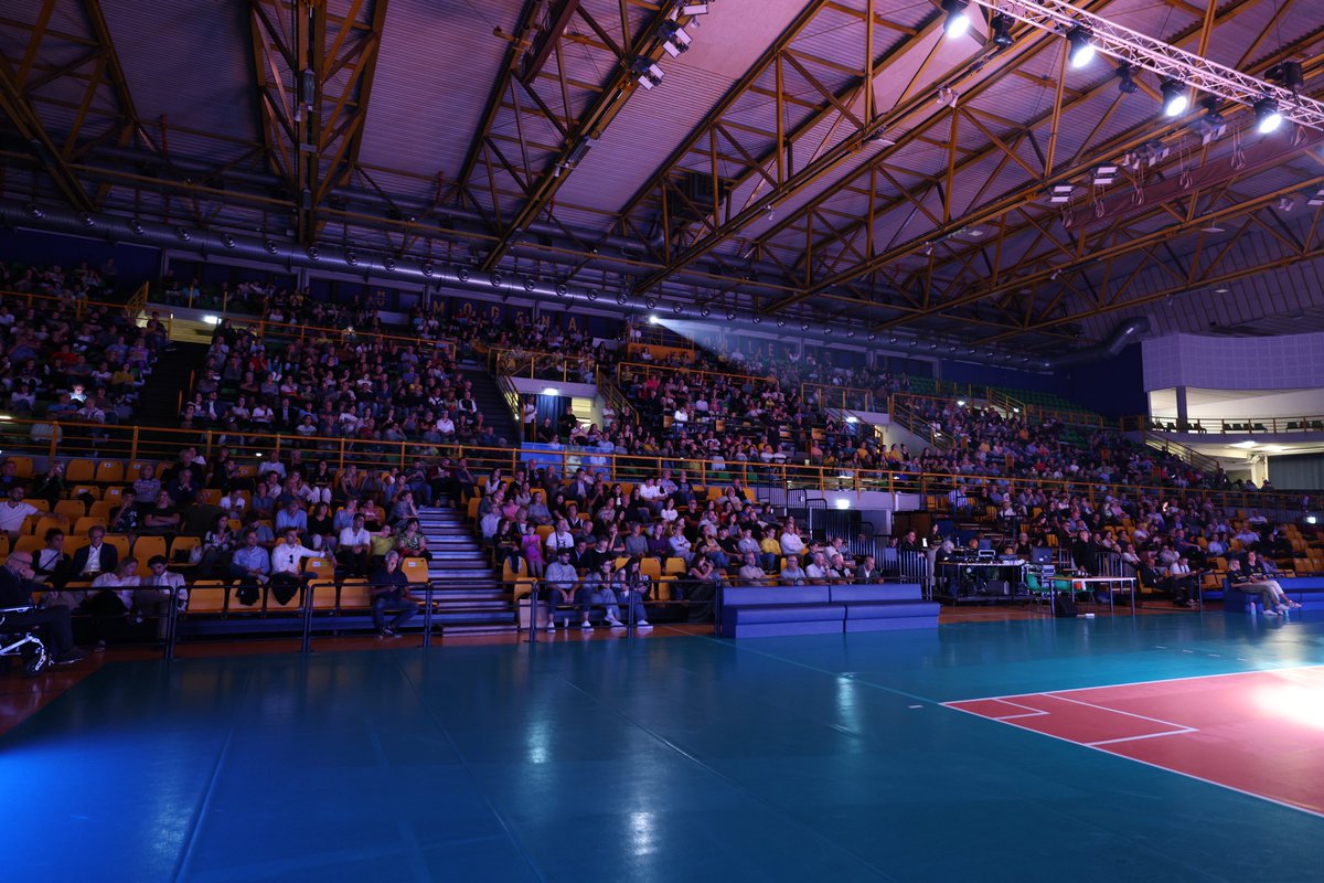 modenavolley's tweet photo. Grazie a tutti gli oltre 2000 tifosi presenti questa sera!! 🥰🙏

Ci rivediamo il 6 ottobre per la prima in casa! 💪💛

#modenavolley #since1966 https://t.co/6RaCLxkH1o