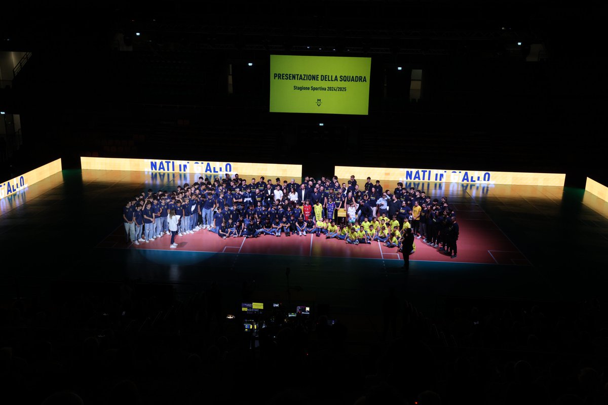 modenavolley's tweet photo. Grazie a tutti gli oltre 2000 tifosi presenti questa sera!! 🥰🙏

Ci rivediamo il 6 ottobre per la prima in casa! 💪💛

#modenavolley #since1966 https://t.co/6RaCLxkH1o