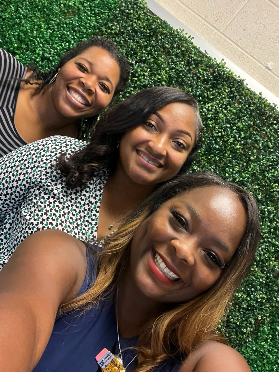 AlexesGreenLIT's tweet image. I enjoyed my day at Bethune Middle School with Horizon ELA Coordinator, Ms. Barlow and Bethune’s ELA Academic Coach, Ms. Boswell! 📝📚 #TeachingAndLearning
