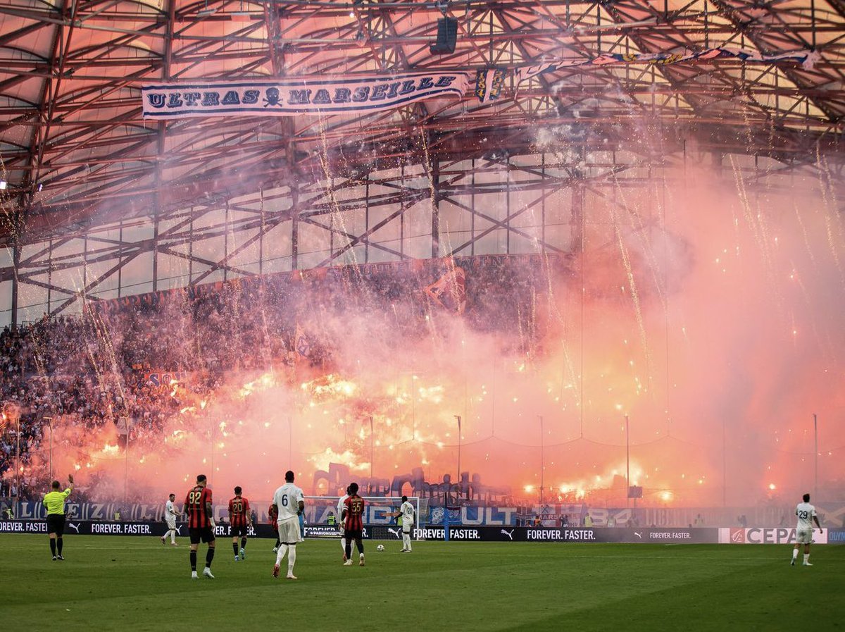 TeamOM_Officiel's tweet photo. • La Commission de Discipline de la LFP a décidé de fermer pour un match ferme (#OMSCO le 4 octobre) la zone du CU84 (plus deux matchs avec sursis) et celle des MTP suite à l'usage d'engins pyrotechniques lors d'#OMOGCN.

#TeamOM 🔵⚪️ https://t.co/pXPaxreebT