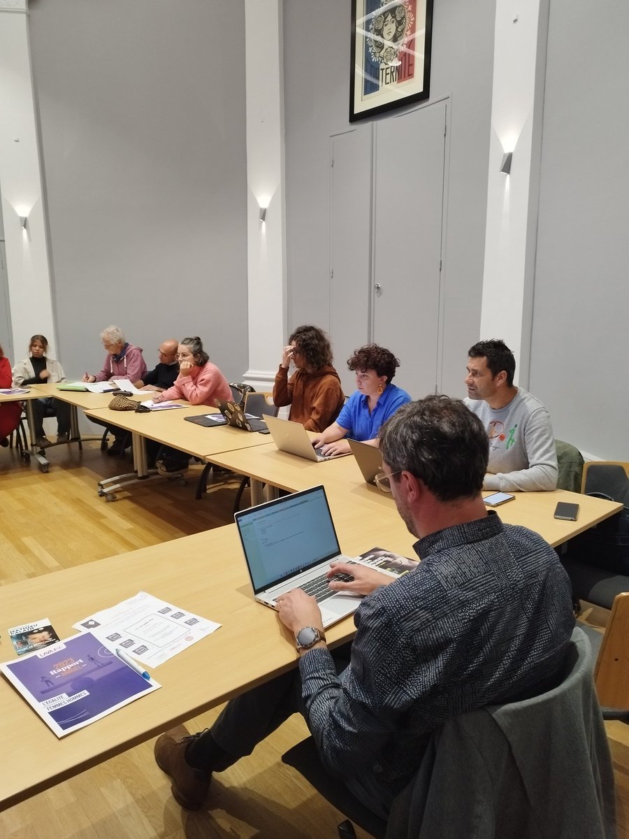 mlclavreul's tweet photo. Heureuse d'accueillir en mairie des agents et agentes de @Laval_la_Ville des acteurs et actrices engagés dans la lutte contre les violences intra-familiales, les droits des femmes et la lutte contre les discriminations pour construire ensemble des actions autour du #25novembre https://t.co/k4nGgUNnEp