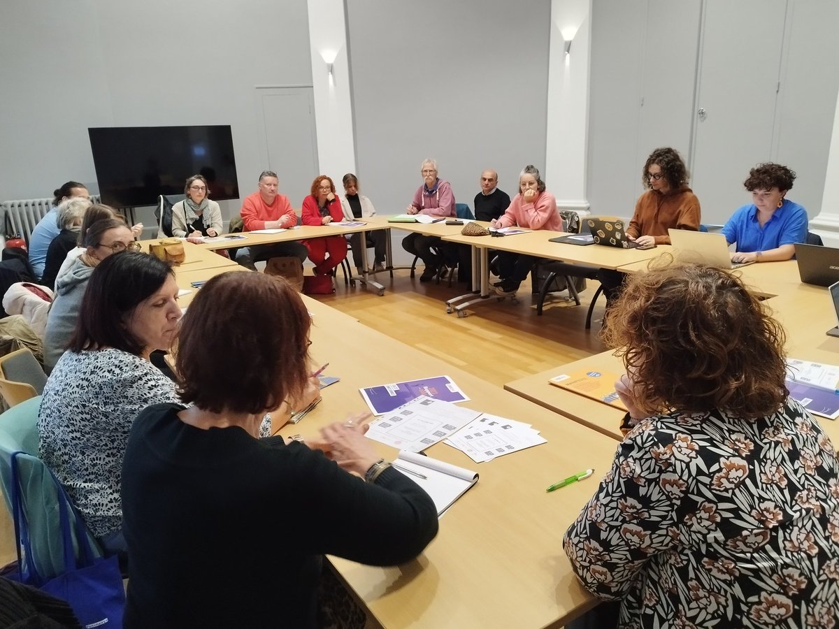 mlclavreul's tweet photo. Heureuse d'accueillir en mairie des agents et agentes de @Laval_la_Ville des acteurs et actrices engagés dans la lutte contre les violences intra-familiales, les droits des femmes et la lutte contre les discriminations pour construire ensemble des actions autour du #25novembre https://t.co/k4nGgUNnEp