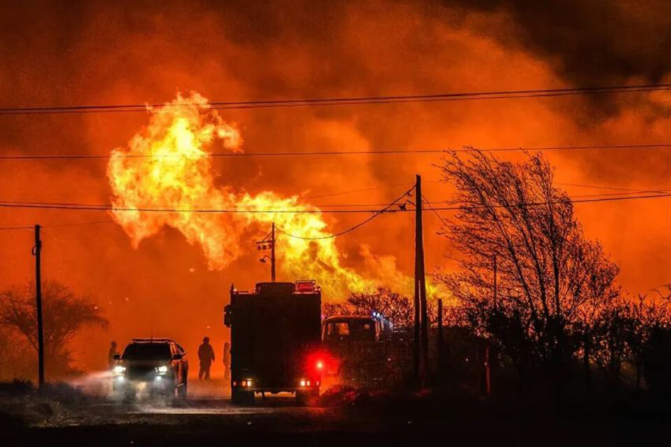 DFranGallardo's tweet photo. Cordobeses guarden este tweet:
- No tengo dudas de que el kirchnerismo inicio el incendio en nuestra provincia. Punilla es la cuna del kirchnerismo 
- Hace meses que los aviones cortan las tormentas y no dejan llover
- Hoy va a dejar llover porque tienen que tapar esto. https://t.co/spW0rG3vTo