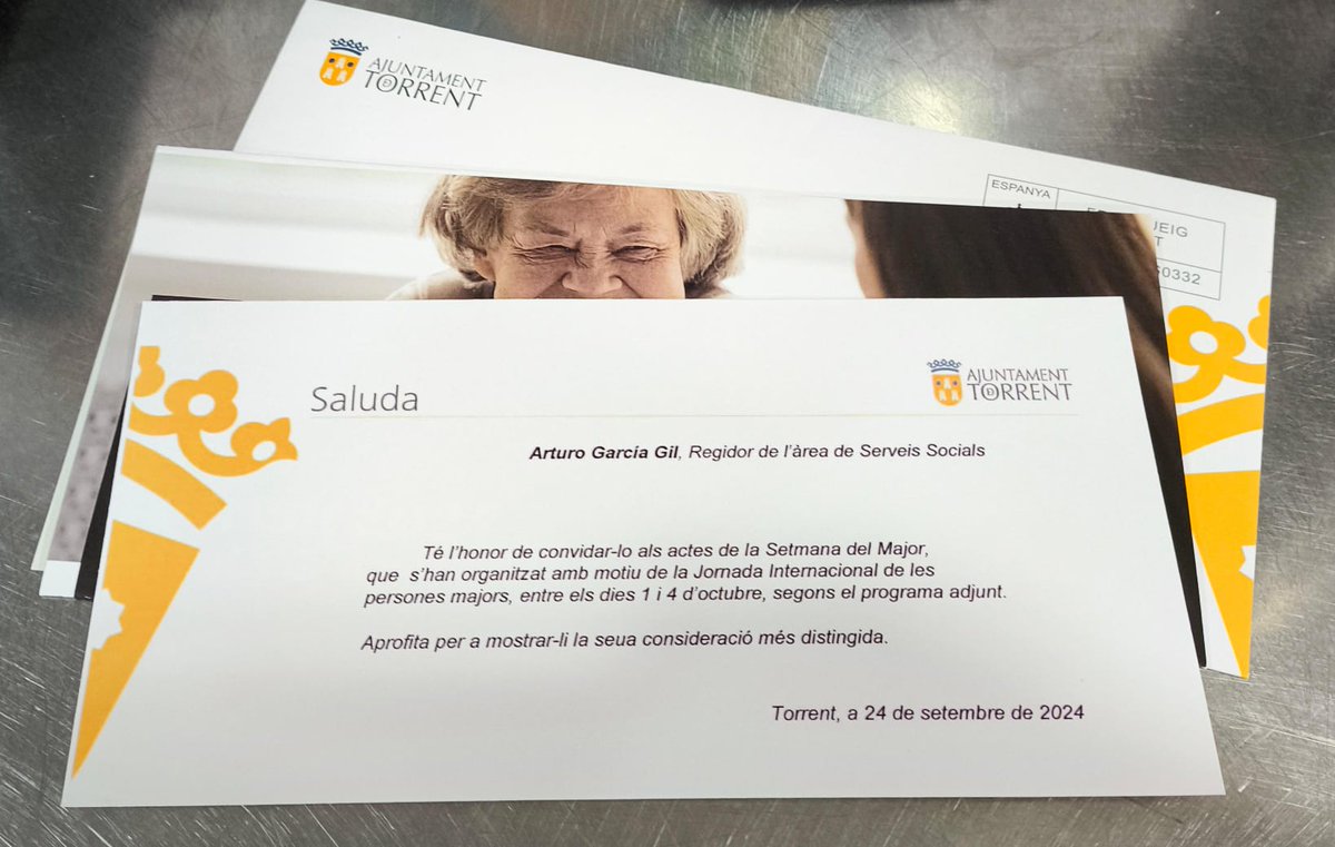 bellidobar's tweet photo. El Concejal @argargil nos entrega la invitación al Bar Centro Bellido para participar de la Semana del Major de Torrent, un honor ser parte de este proyecto
#SomosBellido #SomosMayores #SomosTorrent https://t.co/v7F1fA9tNn