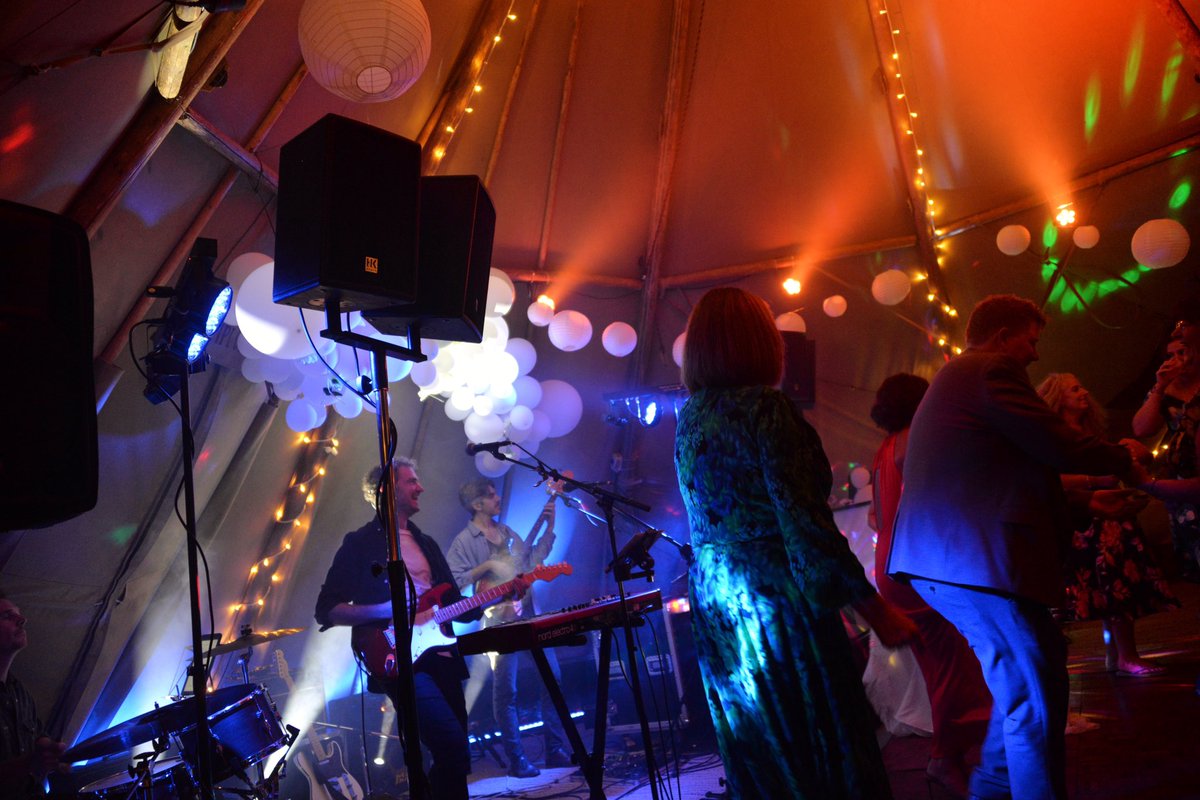 Here comes the haze!🔥 
Tipi gigs means our mist machine gets to work overtime!
Epic festival vibes at Naomi &amp; Andrew’s wedding👌