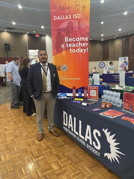 MelodyATillman's tweet photo. Dallas ISD Recruitment and Selection Coordinator II, Mr. Julian Garza visited Northwestern State University to attend the 2024 Fall Graduate/Career Fair!

If you missed us, not to worry! Start the application process now at https://t.co/jcNlEd22wR.

@NorthwesternU https://t.co/XfUlOk1Pjr