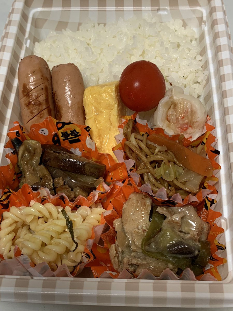 peei1918's tweet photo. 子供が今日から林間学校���
捨てられる容器でのお弁当。

今回は冷食は一個も使ってない。
頑張ったと思う。

大好きな息子よ、いってらっしゃい！ https://t.co/F8JtJc2YvE