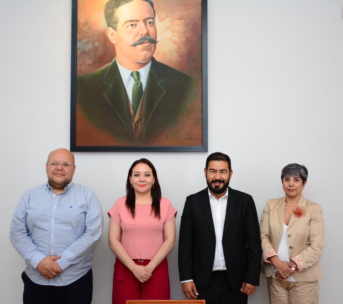 IDAIP_DURANGO's tweet photo. 📌  El Consejo General del #IDAIP en reunión de trabajo con el presidente de la JUGOCOPO @Hector_HerreraN  del @CongresoDurango en seguimiento de la reformas constitucionales, su impacto y aplicabilidad en nuestro Estado. https://t.co/2grbkyh2wW