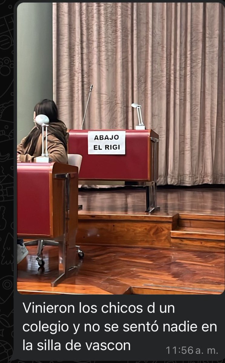 🦨

Los pibes de la Escuela 721 visitaron la Legislatura y se sentaron en las bancas.

Eso sí; ninguno quiso ni tocar la del zurdo Vasconcelos.

Imaginate el olor a culo que debe tener el asiento del apátrida este.

Ningunos boludos los pendejos.

🤣🤣🤣