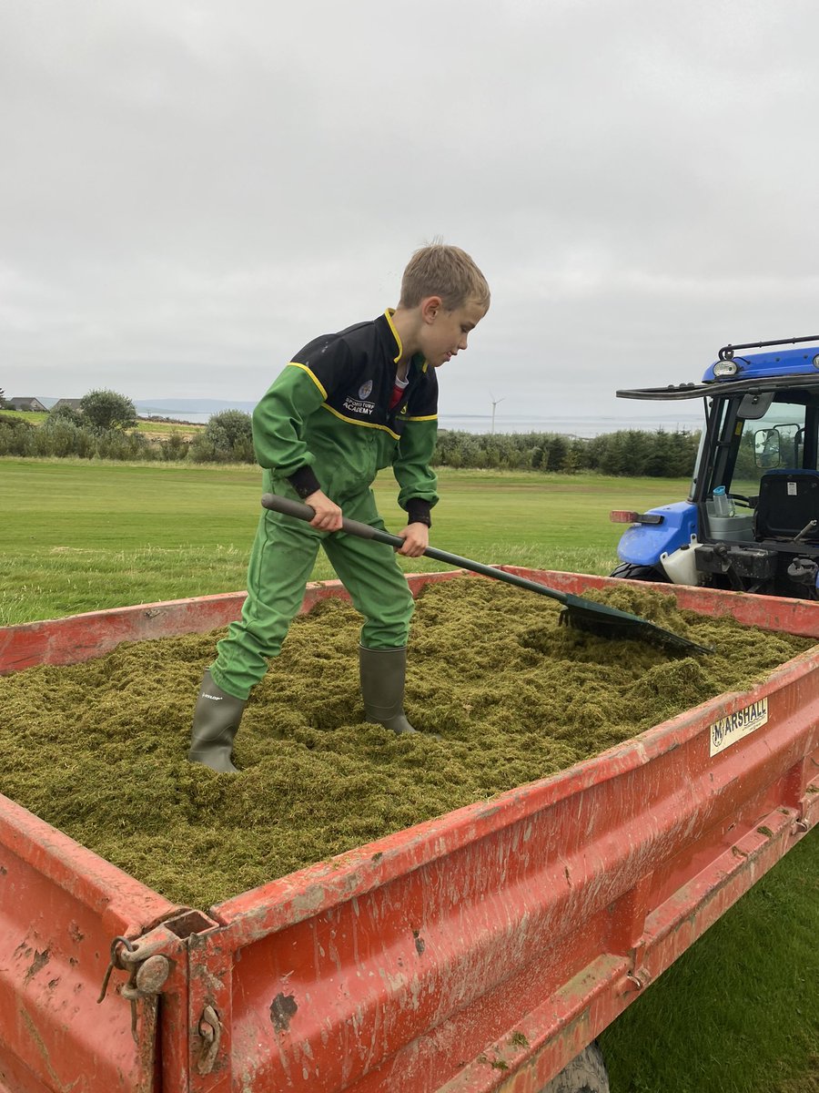rae_stinker82's tweet photo. Long shift the past few days getting greens aeration finalised before winter, weather not been on our side, but Volunteers and staff have been outstanding, along with my 9 yr old ⛳️🤣 https://t.co/TdyhEorhiM