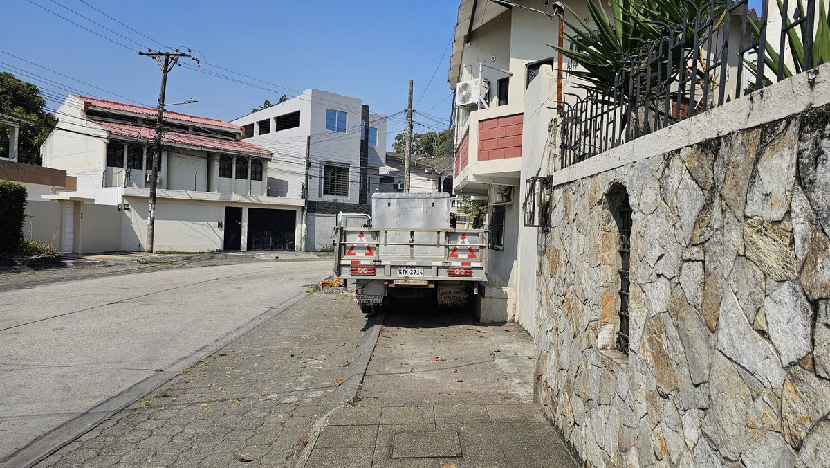 jcmacio's tweet photo. @ATMGuayaquil por favor revisar esta denuncia ciudadana, en Alborada 10ma etapa manzana 407 villa 5 un camión plataforma se sube a la acera, rompiéndola y ocasionando un daño a la ciudad y así también no permite el paso de los transeúntes, camión placas GTK2714
@luisantonio_r https://t.co/WiG4hGPWDg