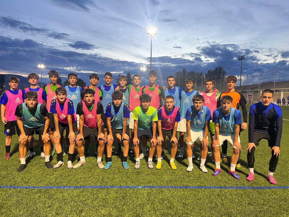 fedfutnavarra's tweet photo. @jlsatrus @javiortigo @leaxota @rfef @FedExFutbol @FFCM_es ⚽️ La selección navarra #sub16 realizaba su primer entrenamiento de la temporada 24/25.

🏆 El conjunto de @javiortigo prepara la primera fase del Campeonato de España que le enfrentará a la anfitriona @FedExFutbol y @FFCM_es del 1 al 3 de noviembre. https://t.co/7vpUMhxHqY
