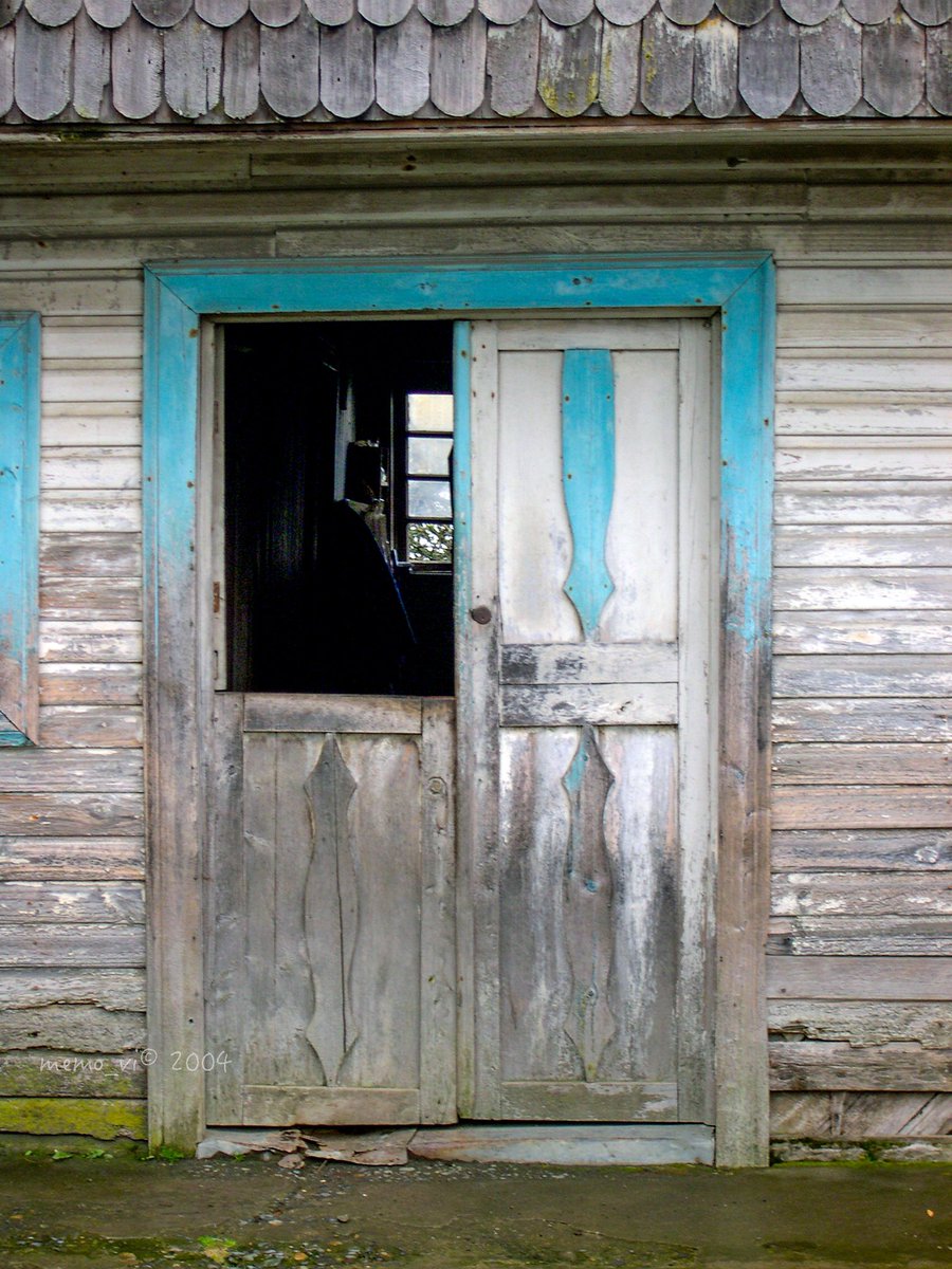 ddu_10's tweet photo. La antigua #puerta ...tipo #holandesa o #establo, presente en casona de #Puqueldon #IslaLemuy #Chiloe, #memorias de otros lugares (#Photography 2004) https://t.co/eku3zT9GX6