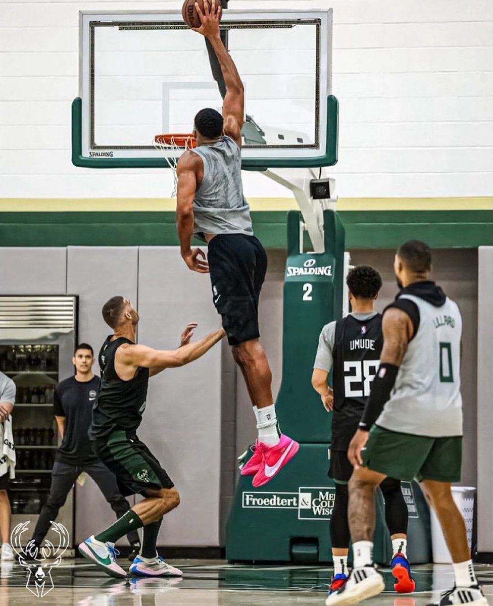 Foto de Giannis Antetokounmpo hoy en el entreno de Milwaukee Bucks. Qué bestialidad 🤯