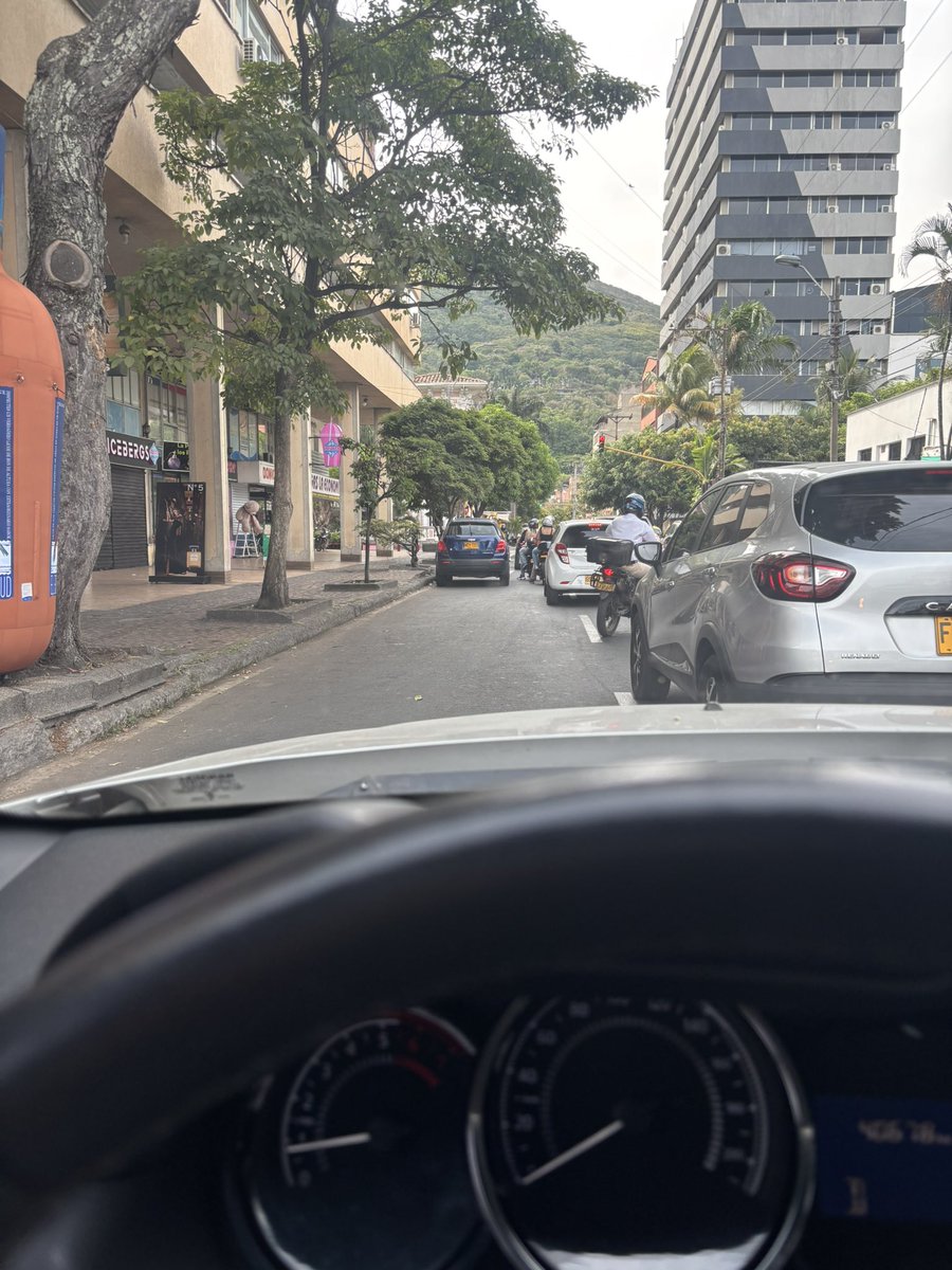 FredyBCiudad's tweet photo. Un solo carro mal parqueado elimina todo un carril. Los malparqueados acudirán a la excusa de no tener parqueadero para justificar sus malas decisiones. La verdad, es pereza… https://t.co/P48dWXkFYl