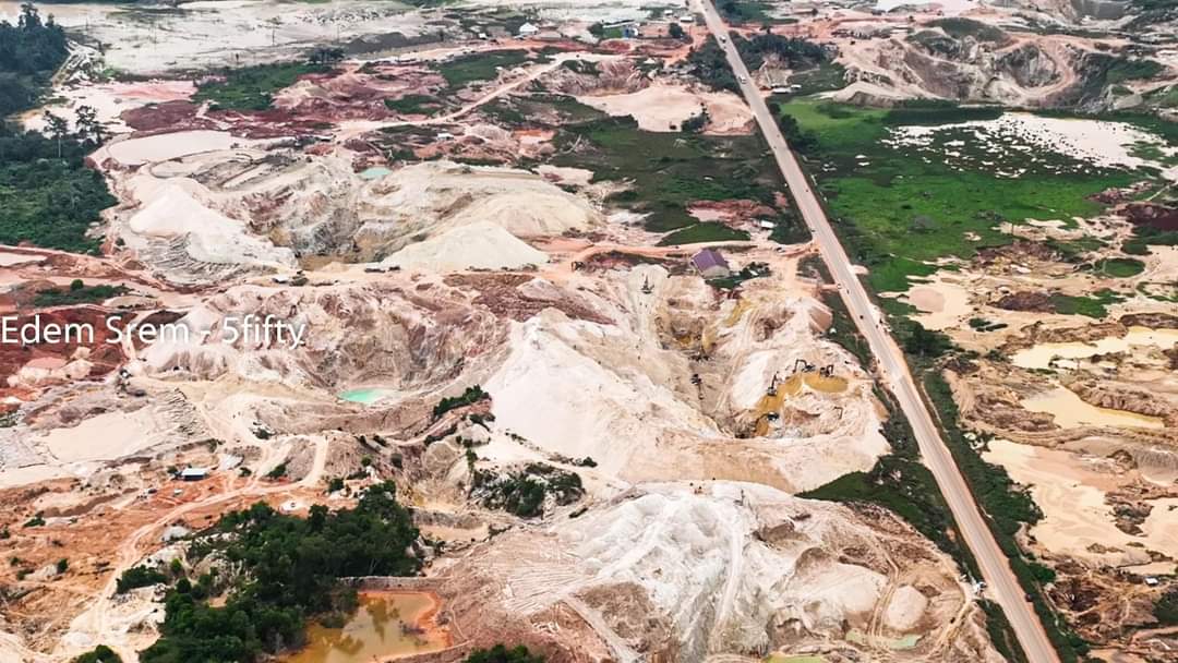 Uriel_Unique's tweet photo. The rampant practice of galamsey has left a toxic legacy on Ghana's water bodies. The indiscriminate use of harmful chemicals and heavy machinery has resulted in severe pollution, decimating aquatic life and rendering water sources unsafe for human consumption. https://t.co/f6NgY7oBuX