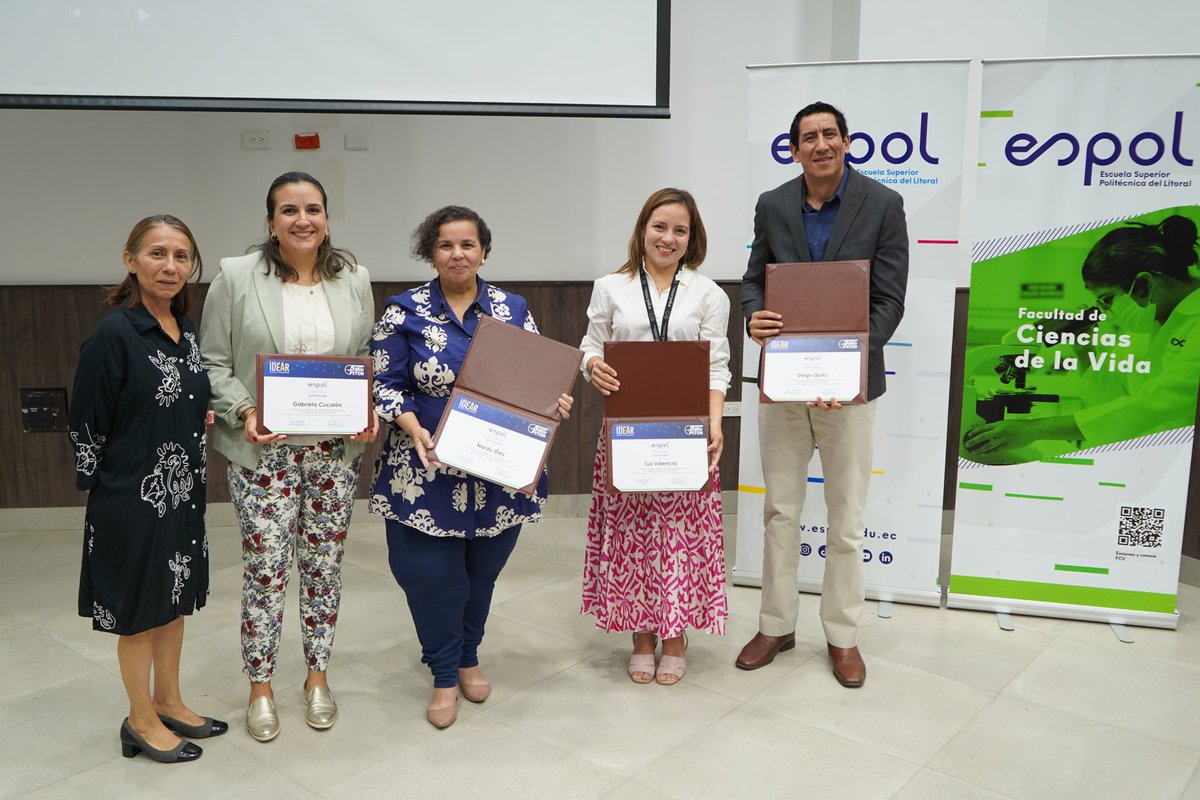 fcvespol's tweet photo. Nos llena de orgullo reconocer el esfuerzo y dedicación de los 20 estudiantes que formaron parte de esta edición🎖 Un reconocimiento especial a nuestras ganadoras, Cesia Rodríguez y Doménica Gómez 👏👏
#5MinPitch #FeriaIDEAR #FCVESPOL https://t.co/xDpjzueDpW