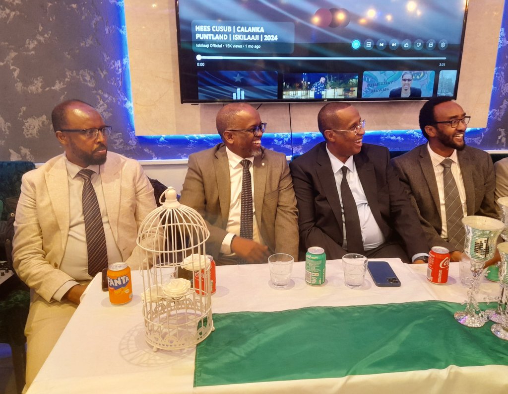 XasanGacaliye's tweet photo. 2/2. "#Doonyaale" iyo Wasiir Ku-Xigeenka Qorsheynta Mne. Maxame Xasan Ibraahim. Waxaa kaloo sharaf ii ahayd in aan ka qayb-galo casho-sharafta caawa #Jaaliyada #Punland ee #UK iyo Jaaliyada #Khaatumo ee UK ku maamuuseen Madaxwayne Ku-Xigeen #Lugaator iyo wafdigiisa.
#Soomaaliya https://t.co/ewbhnnWgw5