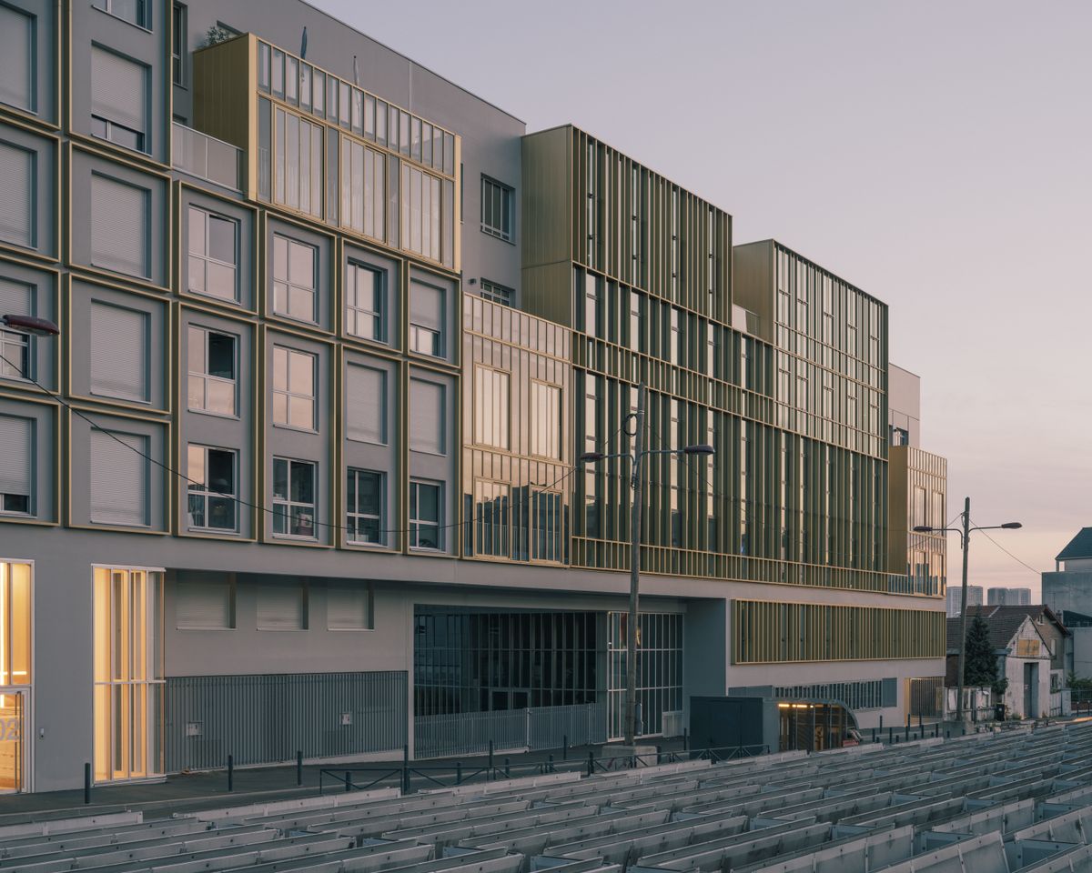 Architizer's tweet photo. This mixed-use development development combines office spaces and housing. Large windows, metal frames, and winter gardens give the facade a refined look, while the interior spaces are designed to ensure privacy and sunlight.

Details: https://t.co/ohjprURgUd | 📍Gentilly, France https://t.co/lkLx3jIal9