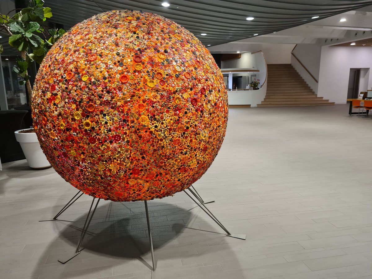 Ik sluit een bewogen dag af met een moment van bezinning bij het Kinderknooppunt in de hal van het gemeentehuis. Een symbool verbinding en hoop. Heb lief, de rest is ruis.

😘