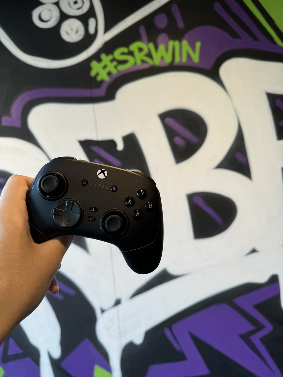 SoulSnipe_'s tweet photo. Shoutout @TeamRazer &amp; @ShopifyRebels for the controller! Right in time for worlds 🌍 🤝 https://t.co/6ORrRUVKxK