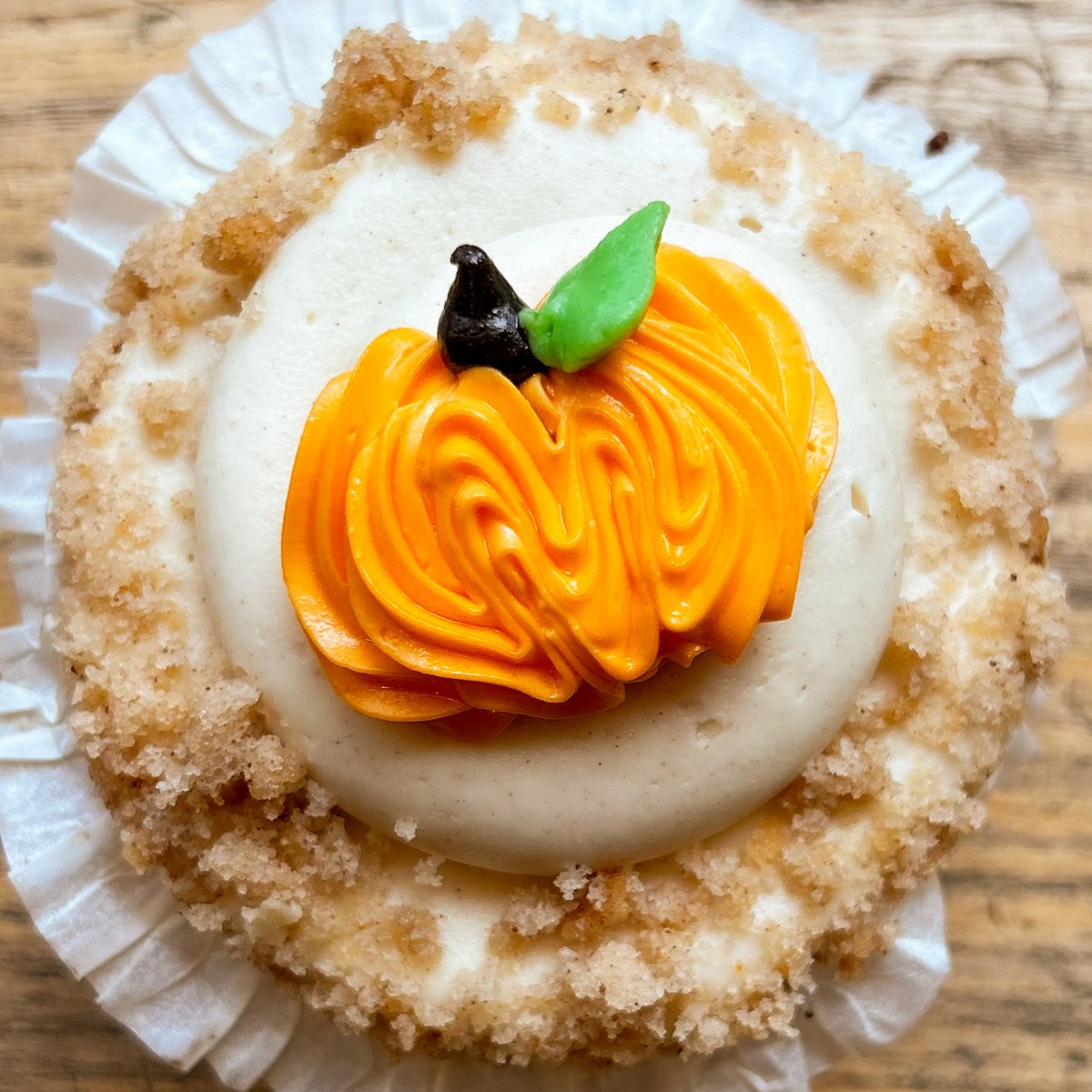samuelssweets's tweet image. Our cupcakes are truly the pick of the patch this fall! 🎃🍂 Topped with a gourd-geous pumpkin design that is sure to leaf you smiling. 🍁🧁

#SamuelsSweetShop #PickOfThePatch #Fall #FallFun #Cupcake #SweetTooth