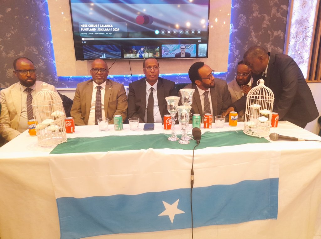 XasanGacaliye's tweet photo. 2/2. "#Doonyaale" iyo Wasiir Ku-Xigeenka Qorsheynta Mne. Maxame Xasan Ibraahim. Waxaa kaloo sharaf ii ahayd in aan ka qayb-galo casho-sharafta caawa #Jaaliyada #Punland ee #UK iyo Jaaliyada #Khaatumo ee UK ku maamuuseen Madaxwayne Ku-Xigeen #Lugaator iyo wafdigiisa.
#Soomaaliya https://t.co/ewbhnnWgw5