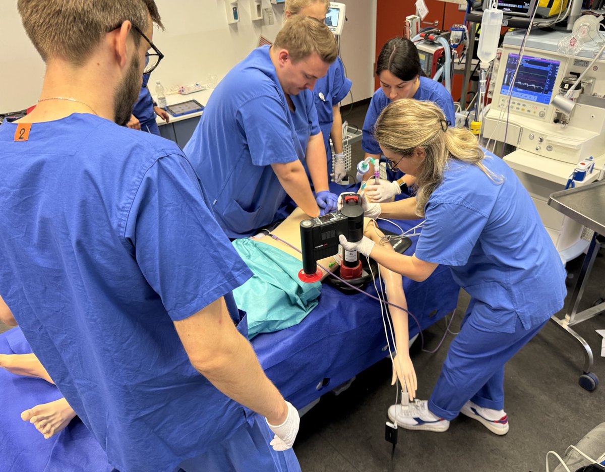 Wie übernehmen wir Patienten unter laufender CPR im Schockraum? Wie lagern wir um, wechseln das Device, kommunizieren etc? Solche (+ viele andere) Situationen üben wir in unseren interdisziplinären SR-Trainings im Schwerpunkt KAN der Uniklinik Köln #ukk