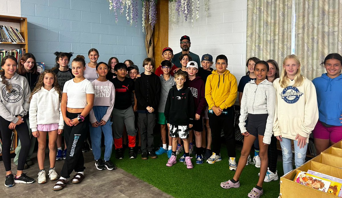 MsKFrenette's tweet photo. These Wildcats had the immense privilege of meeting @DaveAlexRoberts this morning. Thank you so much for coming to speak with us today! Thanks to @WritersFestYGK for connecting us with one of our favourite authors! https://t.co/USrr4UI4Zh