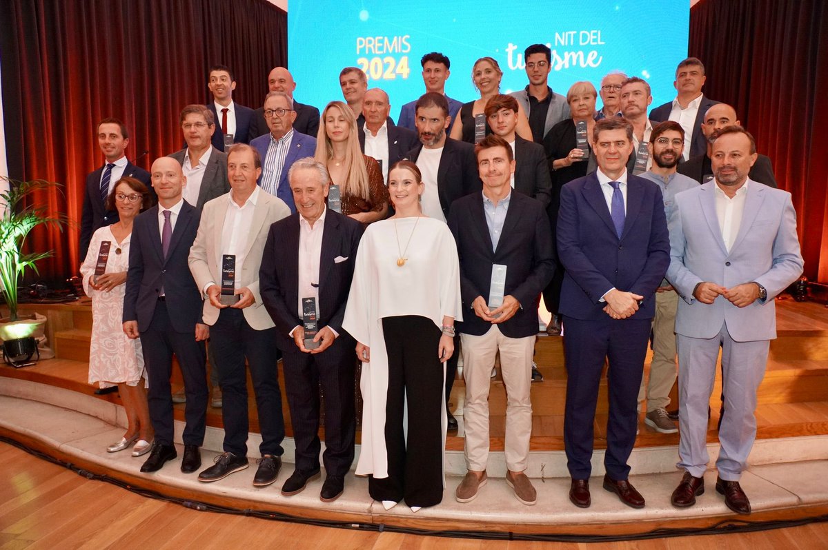 MargaProhens's tweet photo. Enhorabona a tots els premiats en la #NitdelTurisme, enguany al meravellós convent de Sant Diego d'Alaior, a Menorca. Una nit especial en què reconeixem el compromís, la innovació i el talent del nostre sector turístic.
Compt amb el compromís del sector per encarar el futur amb determinació, amb mesures valentes, per transformar el nostre model i avançar cap a la sostenibilitat i cap al benestar de tots els residents de les Illes Balears.