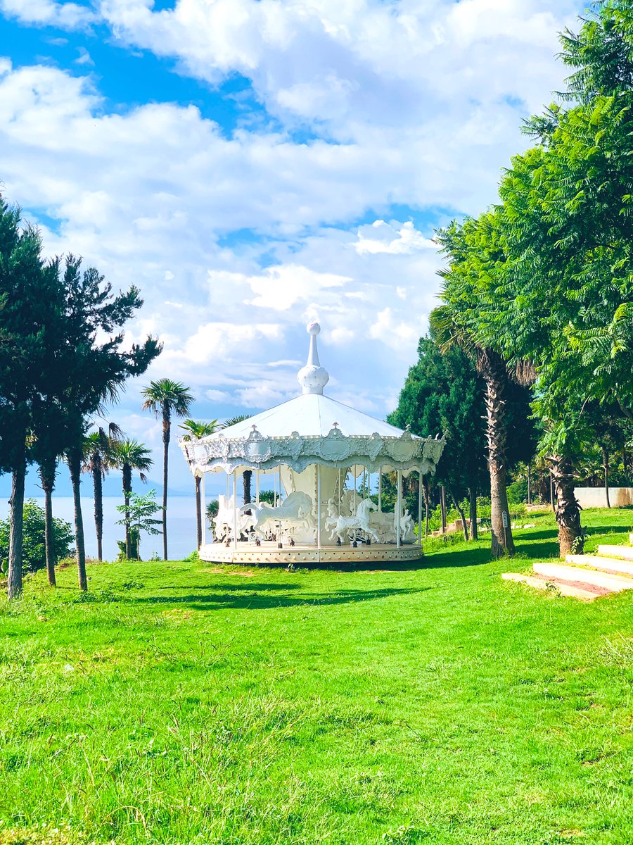 一个被废弃的旋转木马
连同被串联的马儿一起
只是孤独的美丽着