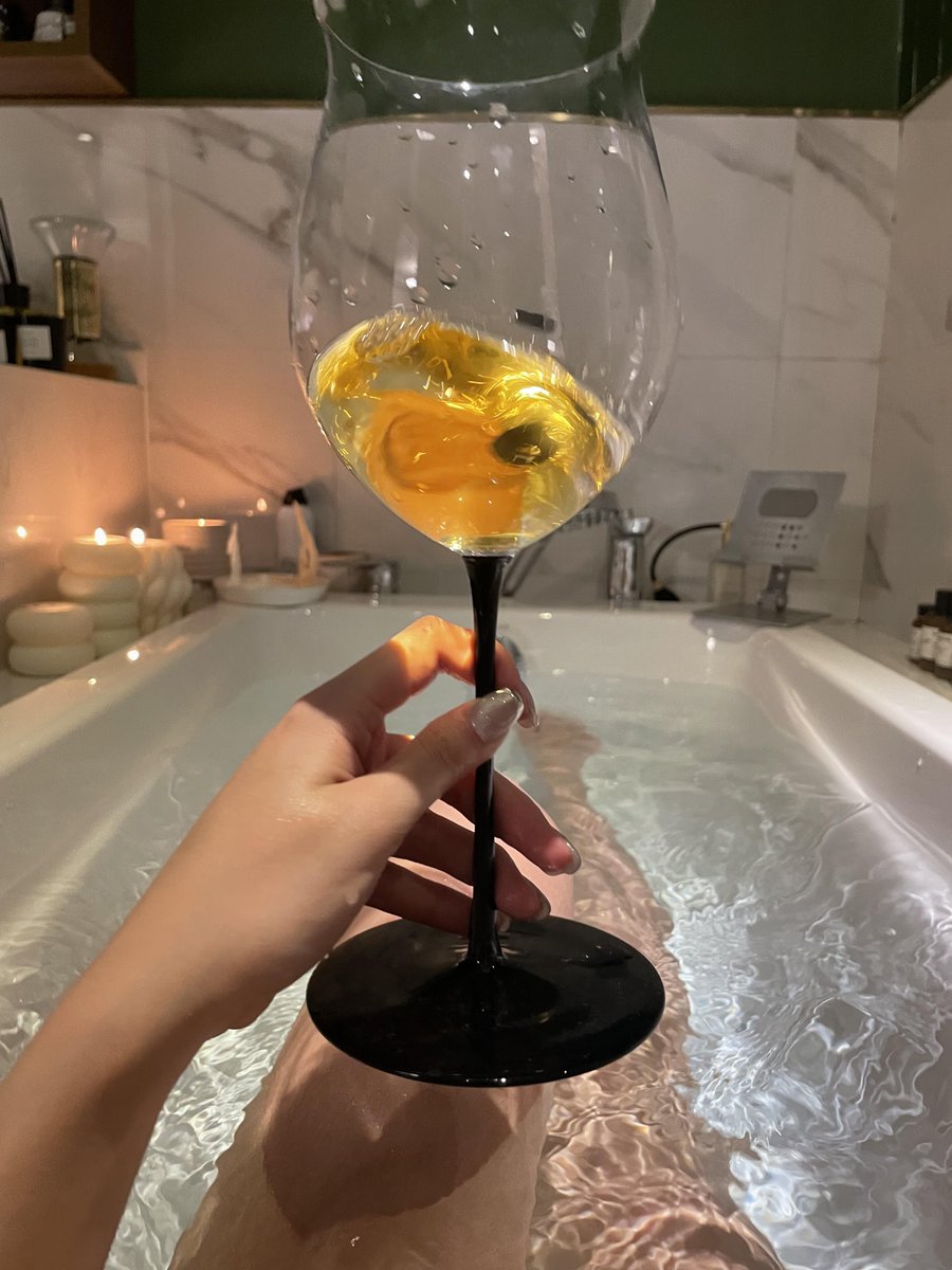kiseffy's tweet image. Relax with wine at the end of the day🥂🥂🥂