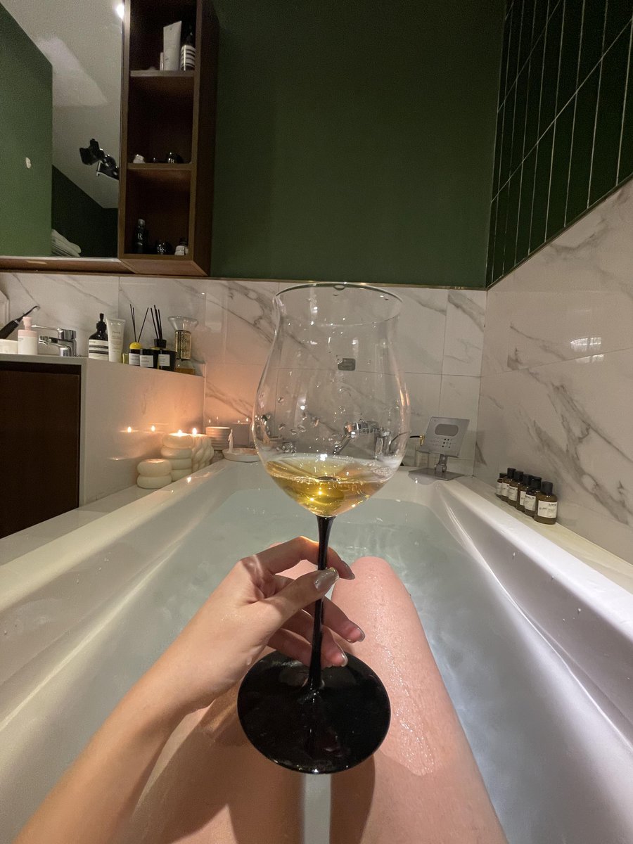 kiseffy's tweet image. Relax with wine at the end of the day🥂🥂🥂