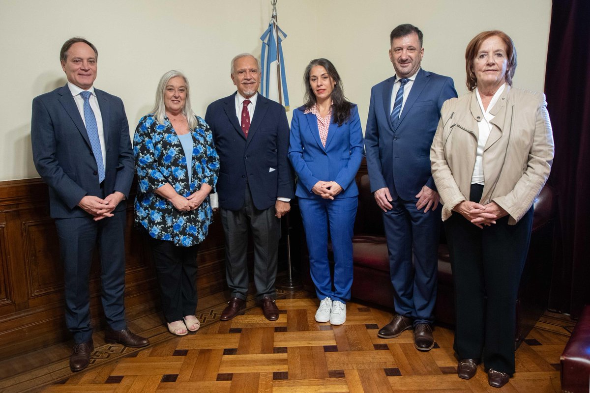 EdgardoKueider's tweet photo. LAS PROVINCIAS UNIDAS

Hemos conformado el interbloque “Las Provincias Unidas” cuyo eje está puesto en la legislación federal que represente los intereses de todos los argentinos, respetando las particularidades y las necesidades de nuestras provincias, y que contribuya a sacar al país de la crisis en la que nos encontramos en los últimos años.

Es un espacio con mirada constructiva basada en el diálogo y en el respeto por el federalismo. No somos oficialistas ni empecinados opositores que buscan poner palos en la rueda. 

Queremos una Argentina democrática, republicana y federal con producción y trabajo.

@espinolacamau @alevigo @LucilaCrexell @EdithTerenzi @RomeroxSalta
