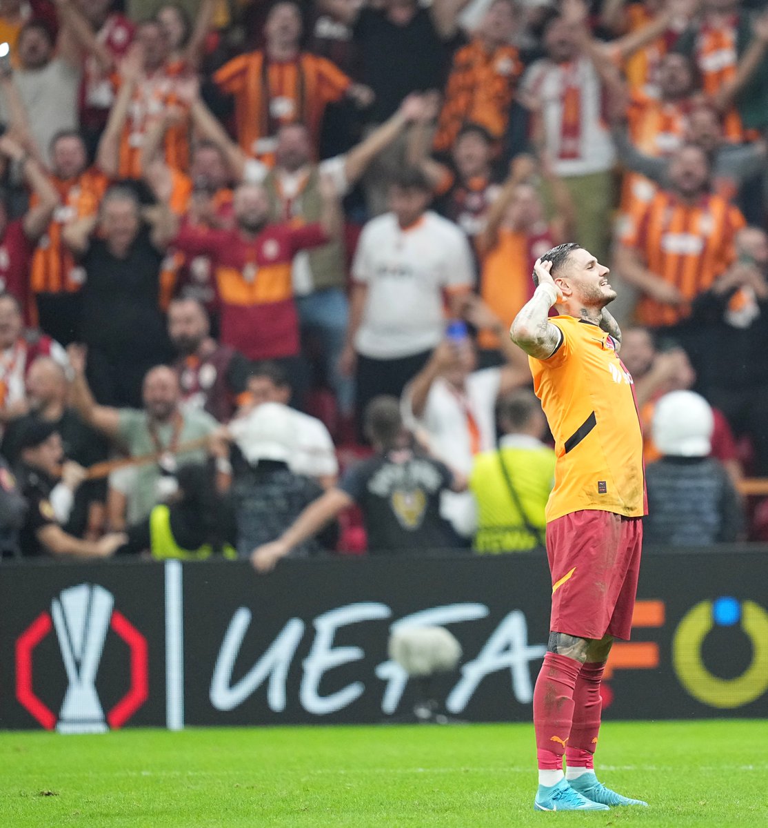 Meo1905's tweet photo. RT @GalatasaraySK: Oyuna girdi, usta bir işi şutla fişi çekti! 🤩

𝓜𝓐𝓤𝓡𝓞 𝓘𝓒𝓐𝓡𝓓𝓘!  🫱😀🫲

#GSvPAOK #UEL https://t.co/ipjdA8kPBF
