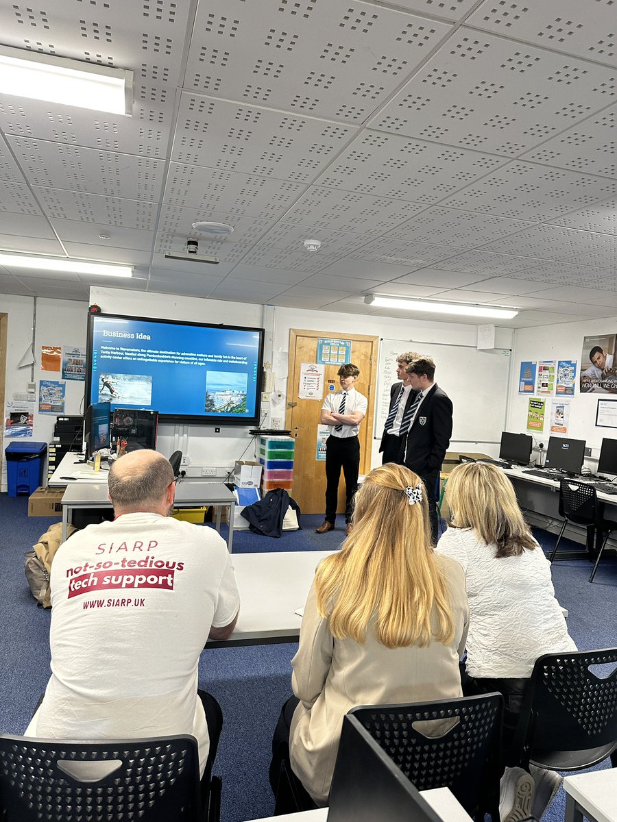 ygs_computing's tweet image. Totally inspired by this amazing yr13 group of business studies pupils today who presented their business proposals to an expert panel. Da iawn pawb #proudteacher #TeamGreenhill #businessstudies