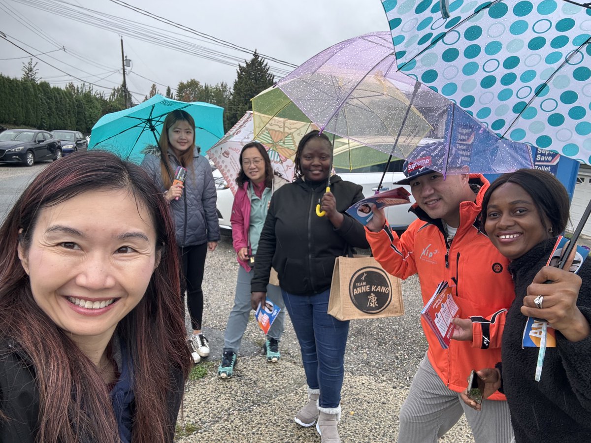 AnneKangBurnaby's tweet image. We're not afraid of a little rain! These great smiles are being met with even BIGGER smiles at the doors. We're having a blast chatting with neighbours and getting our step counts up! #Burnaby #bcpoli #bcndp