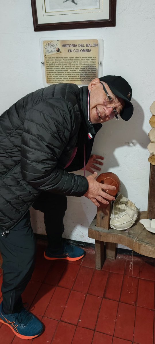 Juan_cheK's tweet photo. En nuestro paso por Mongui, capital mundial del balón, me encontré unas frases al estilo Indio Rómulo: "Los problemas son como los pendejos. Si les haces mucho caso ... se agrandan".
Muchas personas han agrandado sus problemas. https://t.co/5JqhU7KqjV