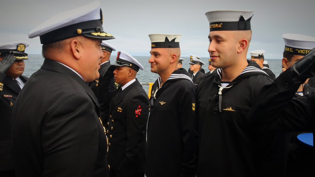 ArmadaColombia's tweet photo. Luego de representar a Colombia en las operaciones #UNITAS y #SOLIDAREX 2024, a bordo del Buque ARC "Victoria" realizamos la ceremonia de ascenso de 6 Suboficiales y la imposición de 2 medallas por “Tiempo de Servicio”🎖.

¡BZ por esta nueva singladura! 👏

#ElAzulQueNosUne 🌊🇨🇴 https://t.co/kFItKZltWw