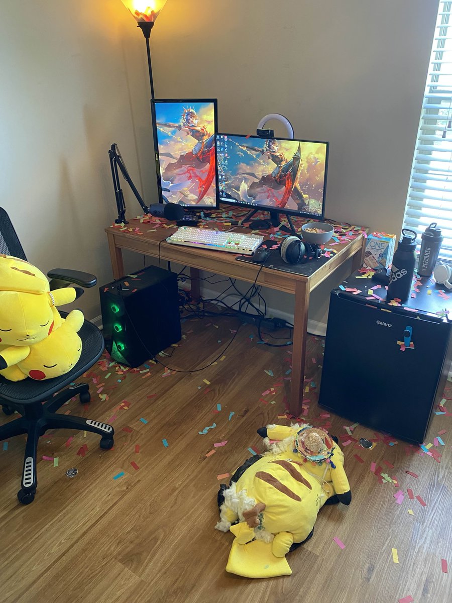 lolmaxwell_'s tweet photo. The aftermath from streaming for 23 days straight💀

That was the most fun I've ever had streaming and boxboy just wanted to give a big thank you to all the rats ❤️🐀 https://t.co/Zo1ba2xO8P