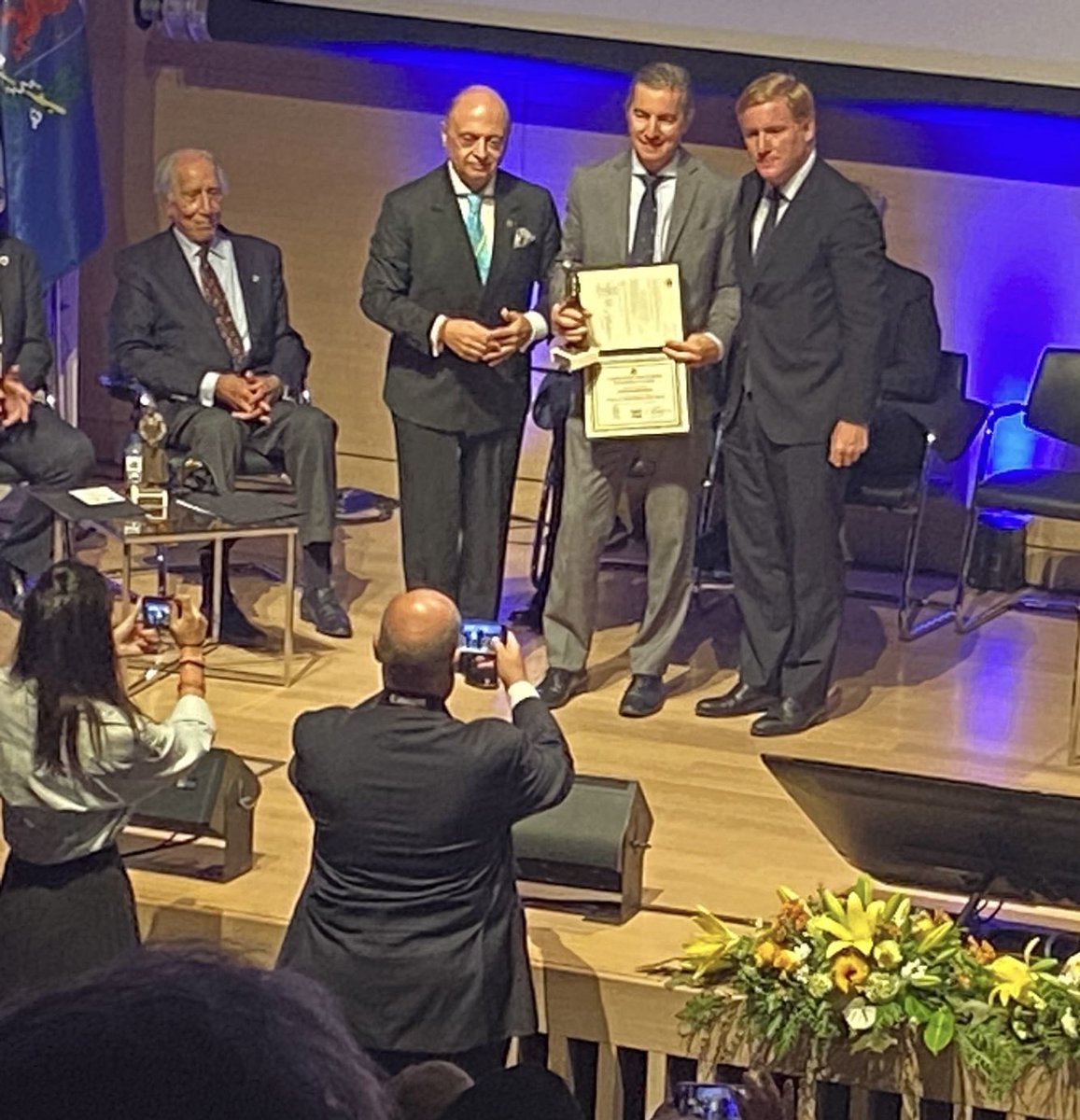 Orgulloso de haber recibido el reconocimiento a la Profesionalidad Médica de la mano del Colegio de Médicos de  la tierra donde nací, crecí, estudié y aprendí los valores de la medicina , Badajoz. Gracias