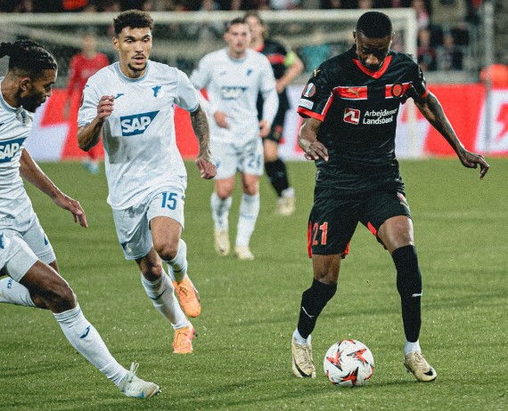 directfutbolec's tweet photo. Tricolores 🇪🇨 en #EuropaLeague
El jugador ecuatoriano Denils Castillo jugó 73 minutos en el empate 1x1 de su club Midtjylland. Por la #EuropaLeague https://t.co/ftphcbfQs9