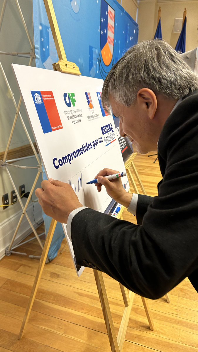claudioarayasm's tweet photo. Hace casi 15 años participé en la primera conexión digital terrestre de Punta Arenas con el resto del país. Hoy impulsamos el proyecto que busca conectar por primera vez la Antártica chilena con el resto del mundo a través de fibra óptica.

Las telecomunicaciones hacen historia. https://t.co/2IhTcLXgkc