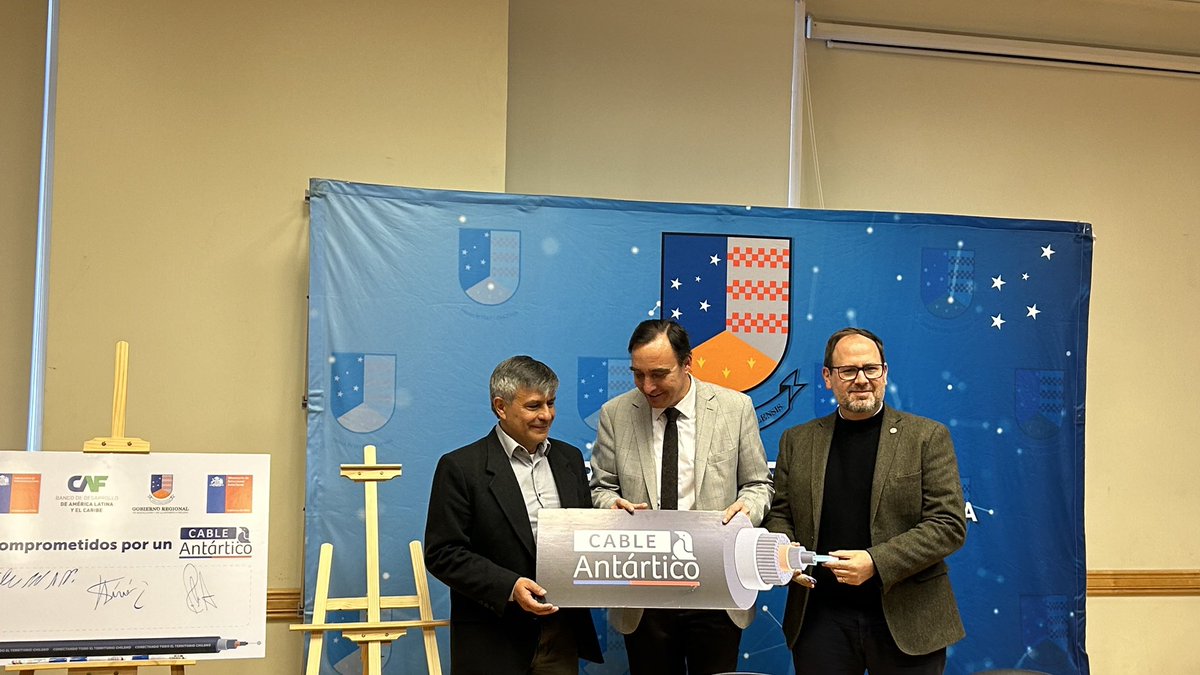 claudioarayasm's tweet photo. Hace casi 15 años participé en la primera conexión digital terrestre de Punta Arenas con el resto del país. Hoy impulsamos el proyecto que busca conectar por primera vez la Antártica chilena con el resto del mundo a través de fibra óptica.

Las telecomunicaciones hacen historia. https://t.co/2IhTcLXgkc