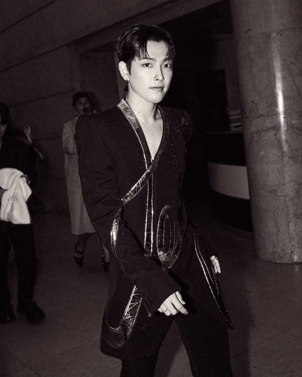 1024updates's tweet photo. [🎬] Hongjoong at Paris Fashion Week for the Balmain Spring Summer 25 Show (via @.qragos)

#HONGJOONG #홍중 #BALMAIN #BALMAINSS25 @ATEEZofficial @Balmain https://t.co/RdwdjcAqIn