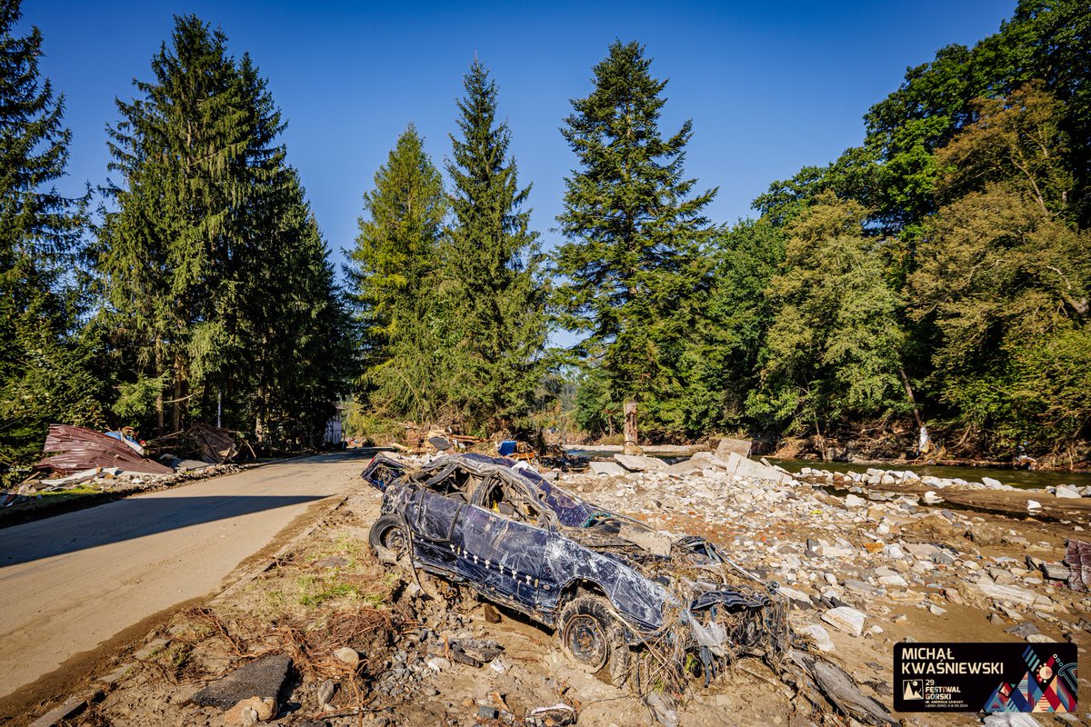 RAPORT Z LĄDKA-ZDROJU 25.09, 23:18
Jak może pamiętacie, zarządzanie kryzysowe w gminie tydzień temu objęli <a href="/KGPSP/">Państwowa Straż Pożarna</a>  z generałem Kamienieckim na czele dwóch gmin (Stronie Śląskie i Lądek-Zdrój) oraz Tomaszem Grelakiem jako kryzysowym burmistrzem Lądka. Razem z nimi - kilkunastu