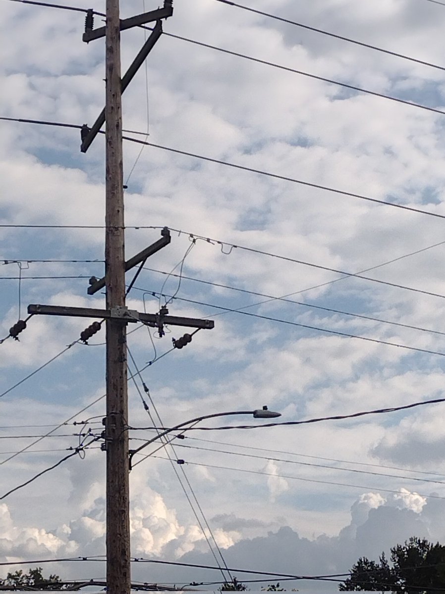 LetKatieDoIt's tweet photo. Street light was upgraded. Called @AmerenIllinois to request shields on 2 fixtures with 1 short phone call.

These fixtures are 3000k= moonlight, while in #StLouisCity there's no easy way to make a shield request and the lights are at 4000k = daylight.

#DarkSkies https://t.co/hdONMC7fBY