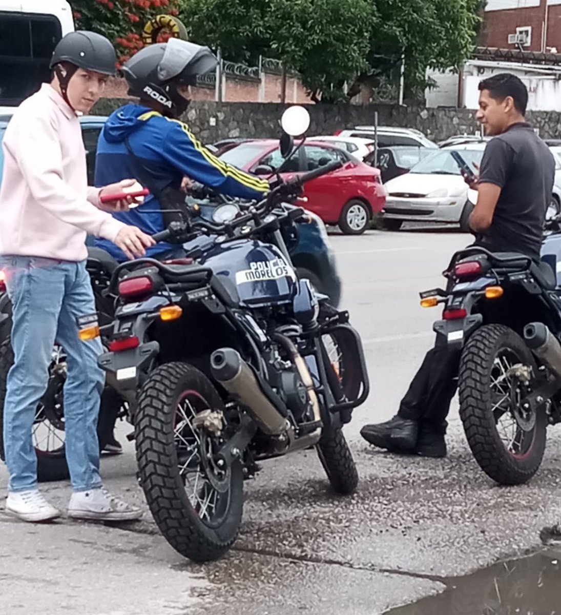 #Cuernavaca se reportó a estos jóvenes manejando motocicletas con  logotipos de la policía ahí en La Paloma de La Paz, tal vez las llevaban a servicio o tal vez andan en ellas, ¿Usted qué opina? 
#Morelos